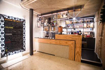 Arredamento bar su misura in legno di olmo