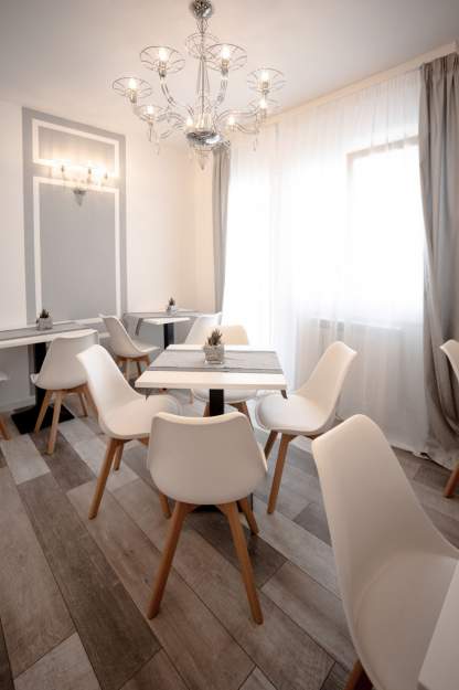 sala colazioni con lampadario e decori murali