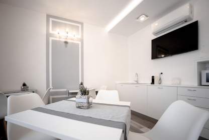 sala colazioni con vista sul banco buffet