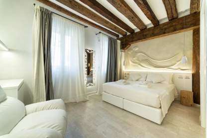 camera con arredamento romantico e bassorilievo