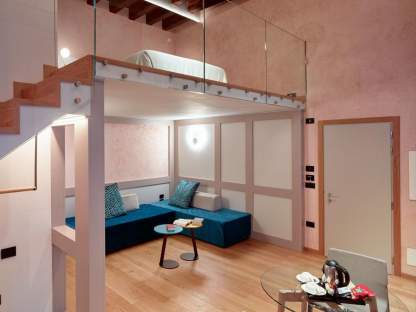 camera con sottoscala in boiserie laccata