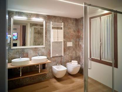 bagno suite con pavimento in parquet