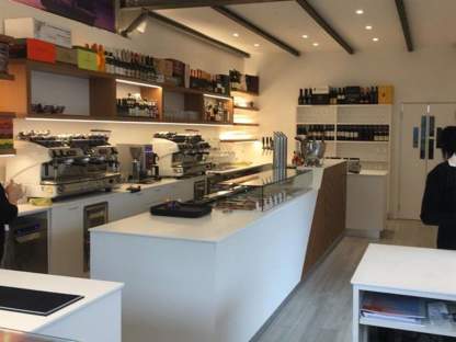 Arredamento bar con vista sul banco bar e vetrina
