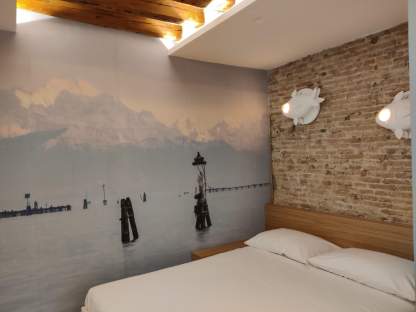 Arredamento camera da letto con carta da parati