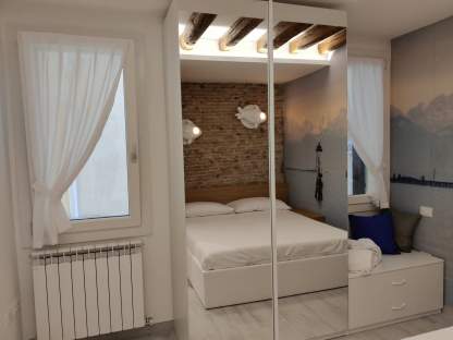 Arredamento camera da letto con armadio a specchio