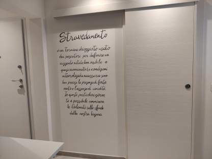 Murales con scritta Stavedamento fatta a mano