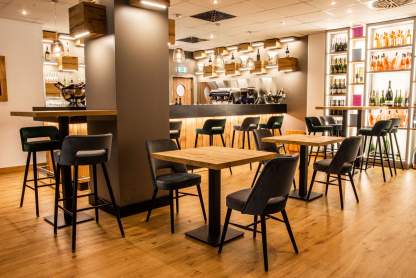 arredamento banco bar attorno alla colonna