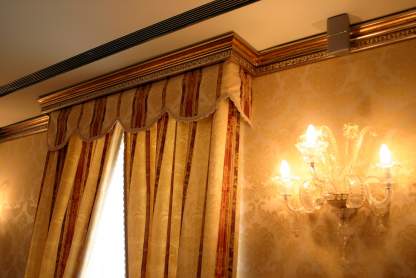 Arredamento ristorante con legni e tessuti