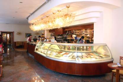 arredamento gelateria con vetrina curva
