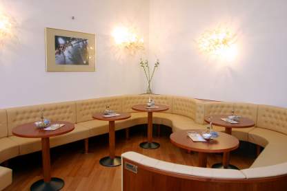 Arredamento gelateria con sedute su misura