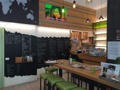 Arredamento sala bar con lavagna a muro per menù
