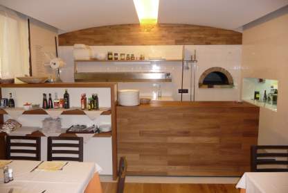 arredamento pizzeria con banco in legno teak