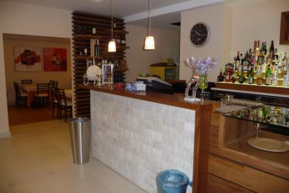 arredamento banco con spaccato di marmo e teak