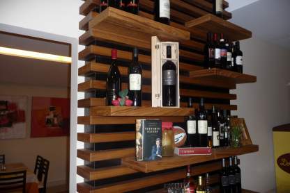 Arredamento esposizione vini in teak e laccato