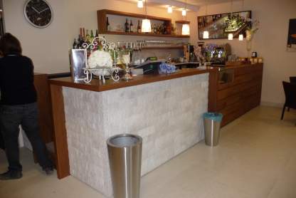 Banco bar progettato su misura per il cliente