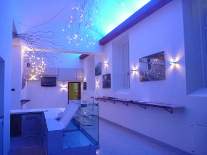 Arredamento del bar con effetti luminosi