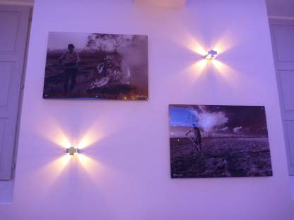 Arredamento con scenografie a parete e luci