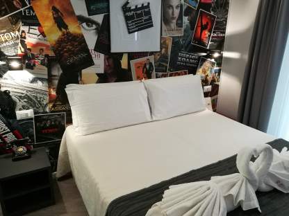 Arredamento cinema con locandine sulla testiera