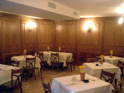 Arredamento rustico con boiserie in legno