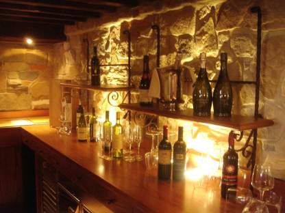 arredamento banco bar con le mensole illuminate