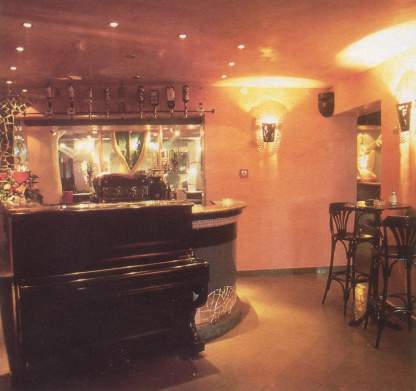 progetto del banco bar con pianoforte incorporato