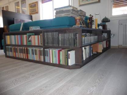Mobile libreria di contenimento divano