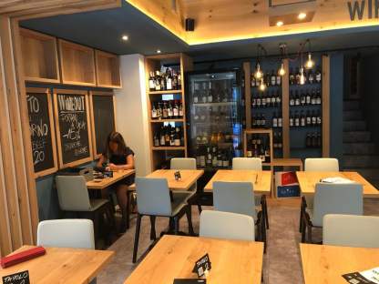 arredamento sala con esposizione enoteca